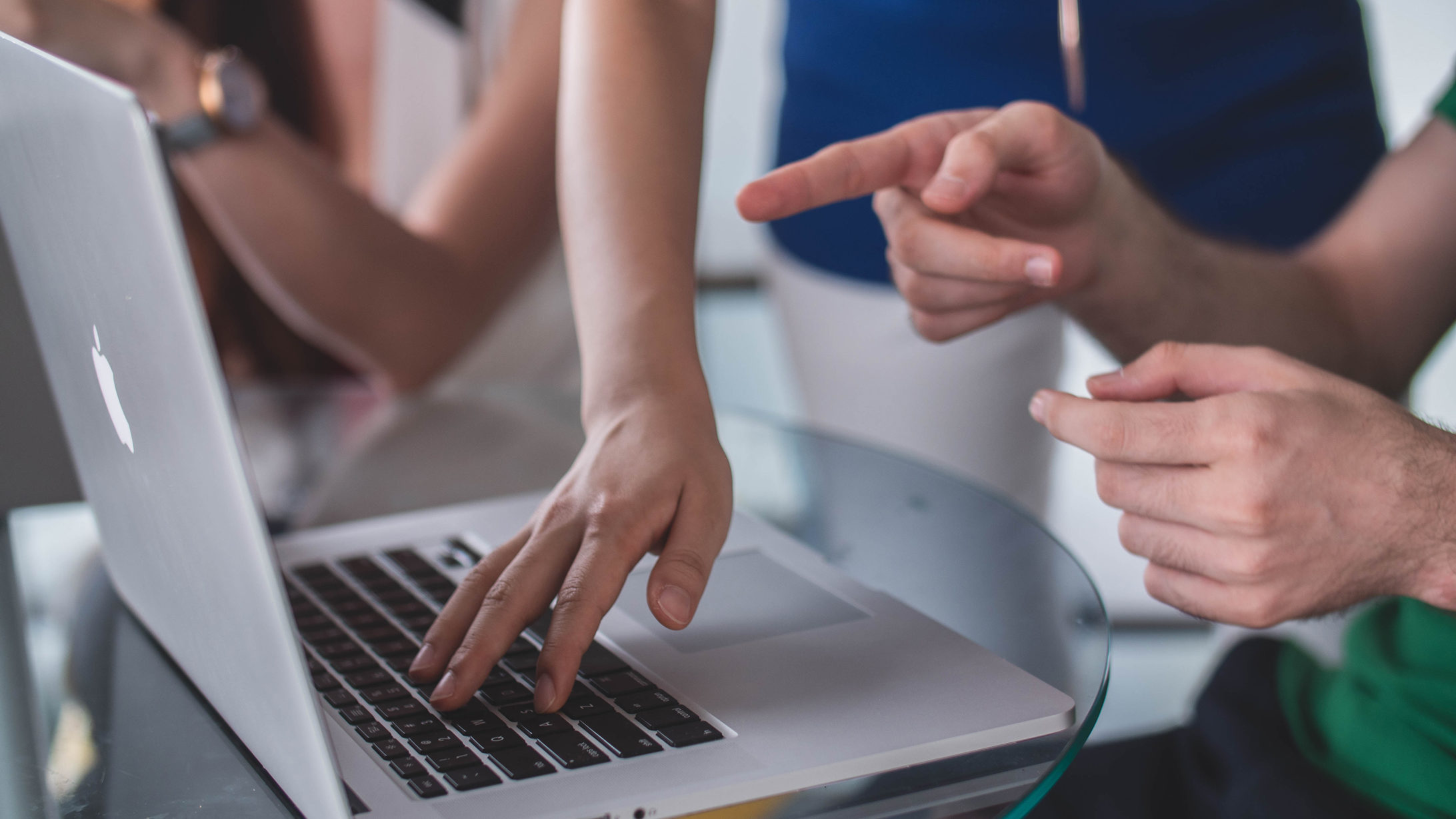 Zoom sur plusieurs mains durant des Interviews individuelles pour identifier les facteurs de stress et élaborer un plan d’actions pour résoudre les conflits