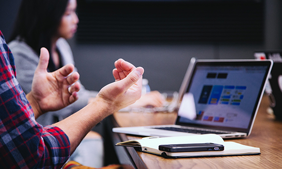 Personnes devant un ordinateur en train d'analyser les tendances consommateurs pour créer une innovation produit